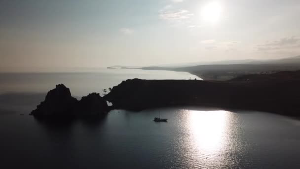 Baykal Gölü. Yaz aylarında Olkhon Adası Şamanka drone — Stok video