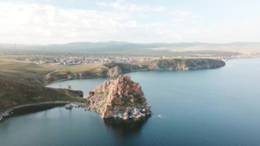 Baykal Gölü. Yaz aylarında Olkhon Adası Şamanka drone