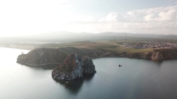 Στη λίμνη Βαϊκάλη. Νησί ολκον το καλοκαίρι η Σαμπάνκα από το τηλεκατευθυνόμενο — Αρχείο Βίντεο