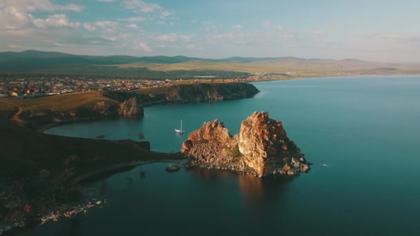 Lago Baikal. Isola di Olkhon nell'estate Shamanka da drone — Video Stock