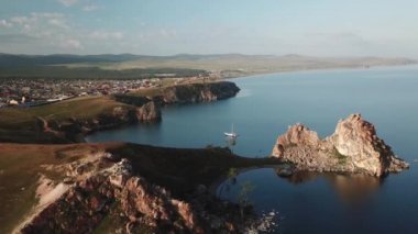 Baykal Gölü. Yaz aylarında Olkhon Adası Şamanka drone