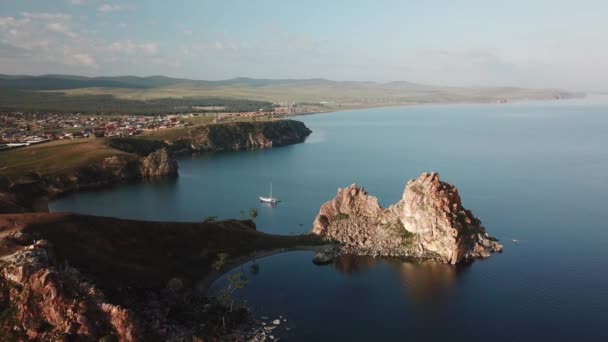 Baykal Gölü. Yaz aylarında Olkhon Adası Şamanka drone — Stok video