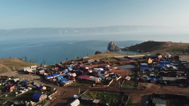 Baikalsee. olkhon Insel im Sommer Schamanka von Drohne — Stockvideo