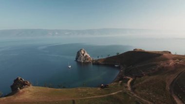 Baykal Gölü. Yaz aylarında Olkhon Adası Şamanka drone