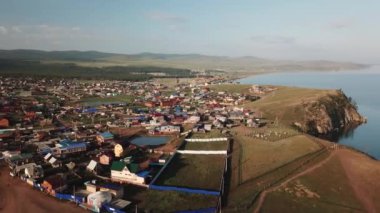 Baykal Gölü. Yaz aylarında Olkhon Adası Şamanka drone