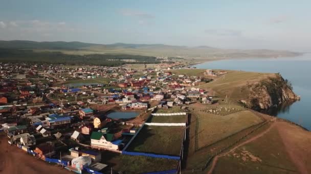 Het Baikalmeer. Olkhon Island in de zomer Shamanka van Drone — Stockvideo