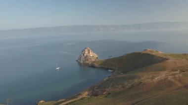 Baykal Gölü. Yaz aylarında Olkhon Adası Şamanka drone