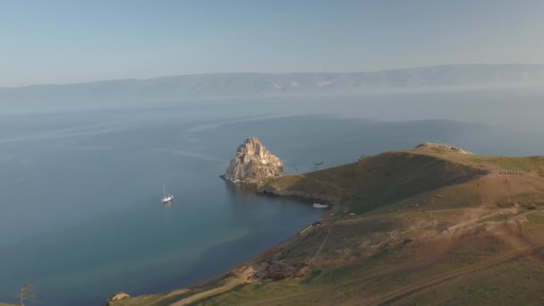 Baikalské jezero. Olkhon Island v létě Shamanka z dronu — Stock video