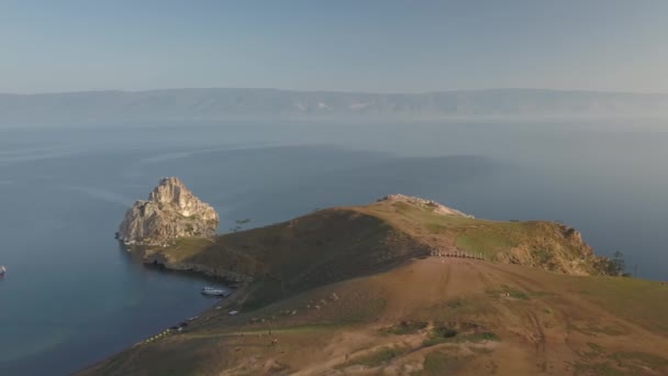 Baykal Gölü. Yaz aylarında Olkhon Adası Şamanka drone — Stok video