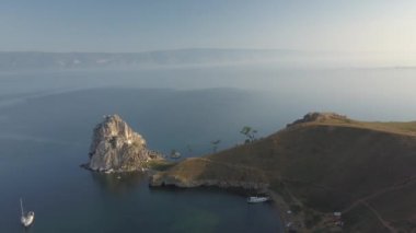Baykal Gölü. Yaz aylarında Olkhon Adası Şamanka drone