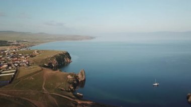 Baykal Gölü. Yaz aylarında Olkhon Adası Şamanka drone