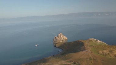 Baykal Gölü. Yaz aylarında Olkhon Adası Şamanka drone