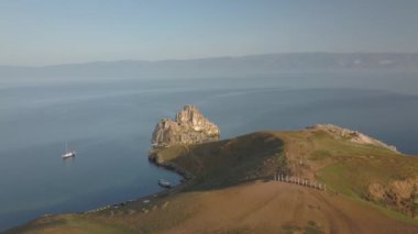 Baykal Gölü. Yaz aylarında Olkhon Adası Şamanka drone