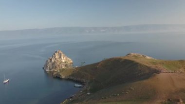 Baykal Gölü. Yaz aylarında Olkhon Adası Şamanka drone