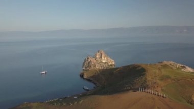 Baykal Gölü. Yaz aylarında Olkhon Adası Şamanka drone