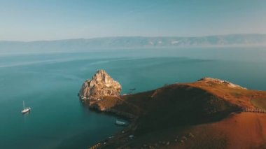 Baykal Gölü. Yaz aylarında Olkhon Adası Şamanka drone