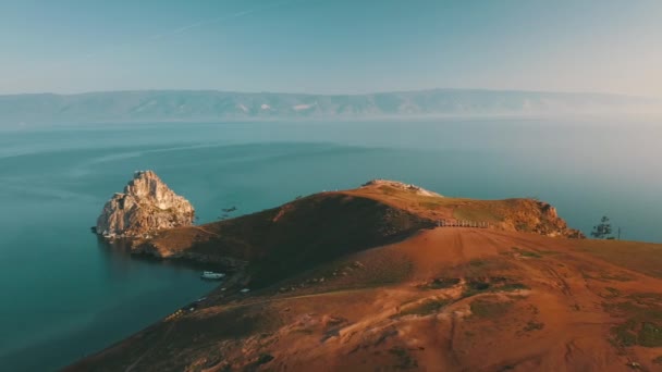 Lac Baïkal. Olkhon Island en été Shamanka de drone — Video