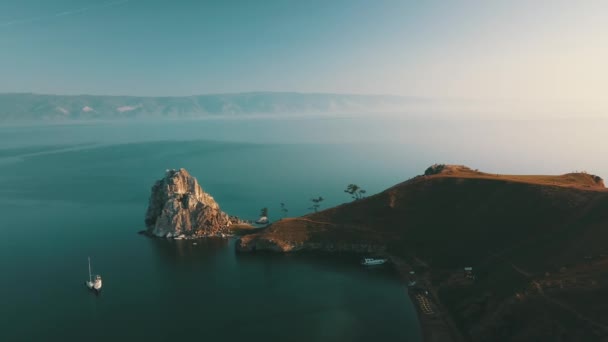 Baikalsee. olkhon Insel im Sommer Schamanka von Drohne — Stockvideo