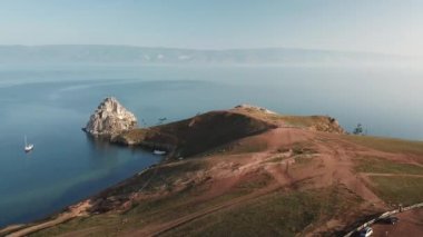 Baykal Gölü. Yaz aylarında Olkhon Adası Şamanka drone