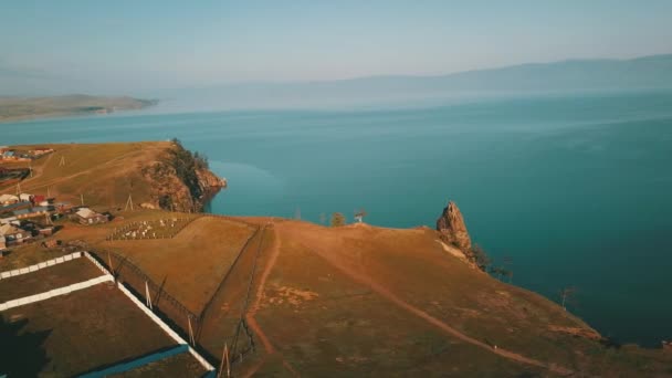 Baykal Gölü. Yaz aylarında Olkhon Adası Şamanka drone — Stok video