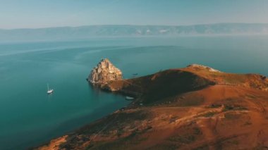 Baykal Gölü. Yaz aylarında Olkhon Adası Şamanka drone