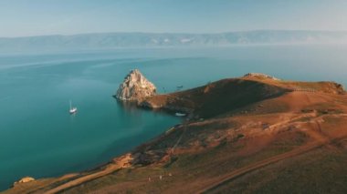 Baykal Gölü. Yaz aylarında Olkhon Adası Şamanka drone