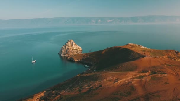 Baikalsee. olkhon Insel im Sommer Schamanka von Drohne — Stockvideo