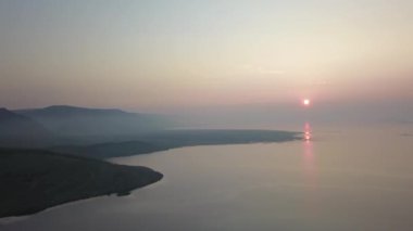 Yaz aylarında Baykal Gölü'nde drone'dan gün doğumu