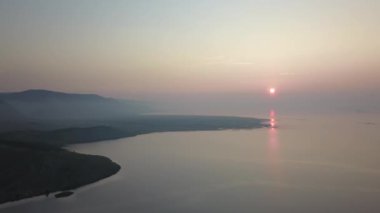 Yaz aylarında Baykal Gölü'nde drone'dan gün doğumu