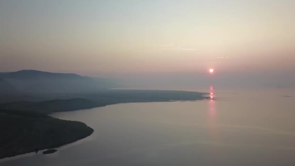 Salida del sol sobre el lago Baikal en el verano desde el dron — Vídeo de stock