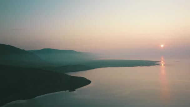 Zonsopgang over het Baikalmeer in de zomer van Drone — Stockvideo