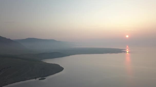 Nascer do sol sobre o lago Baikal no verão de drone — Vídeo de Stock