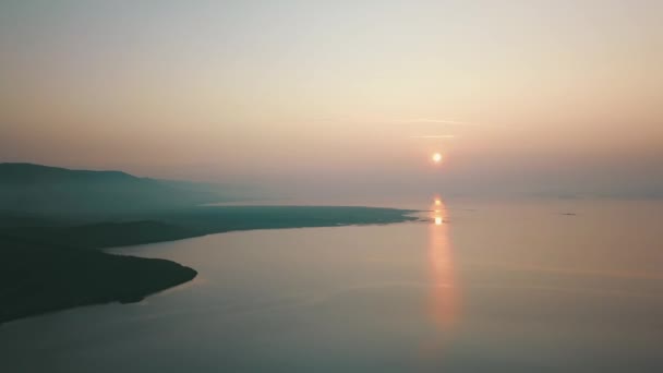 Sonnenaufgang über dem Baikalsee im Sommer von Drohne aus — Stockvideo