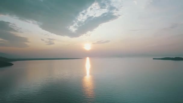 Lever de soleil sur le lac Baïkal en été à partir de drone — Video