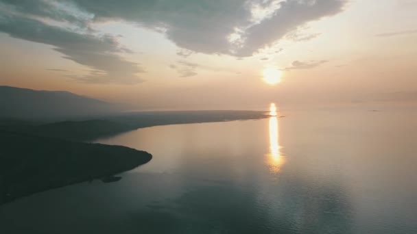 Yaz aylarında Baykal Gölü'nde drone'dan gün doğumu — Stok video