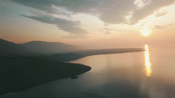 Lever de soleil sur le lac Baïkal en été à partir de drone — Video