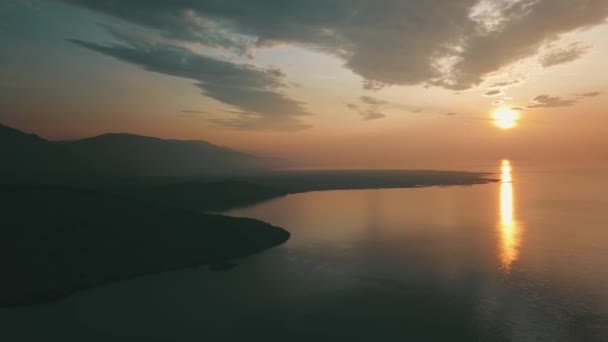 Yaz aylarında Baykal Gölü'nde drone'dan gün doğumu — Stok video