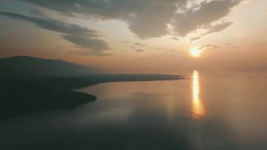 Yaz aylarında Baykal Gölü'nde drone'dan gün doğumu
