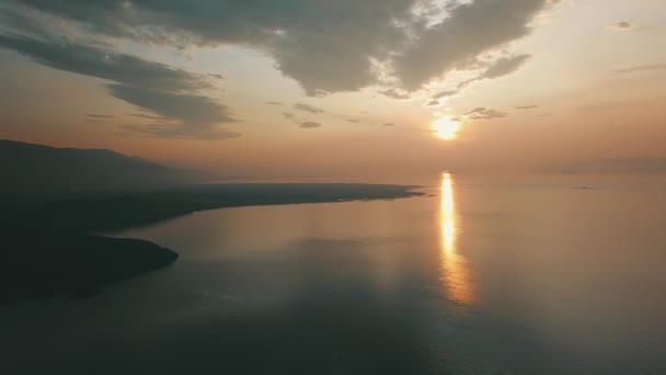 Salida del sol sobre el lago Baikal en el verano desde el dron — Vídeo de stock