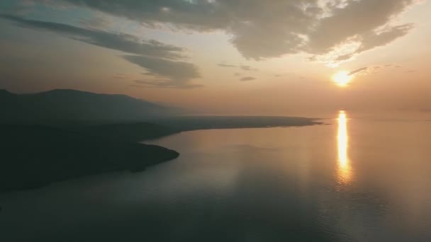 Salida del sol sobre el lago Baikal en el verano desde el dron — Vídeo de stock