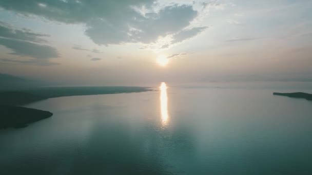Ανατολή ηλίου για τη λίμνη Βαϊκάλη το καλοκαίρι από τηλεκατευθυνόμενο — Αρχείο Βίντεο