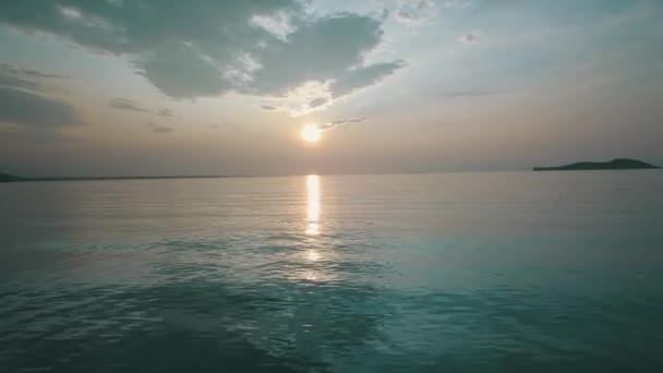 Wschód słońca nad jeziorem Bajkał w lecie z dronem — Wideo stockowe