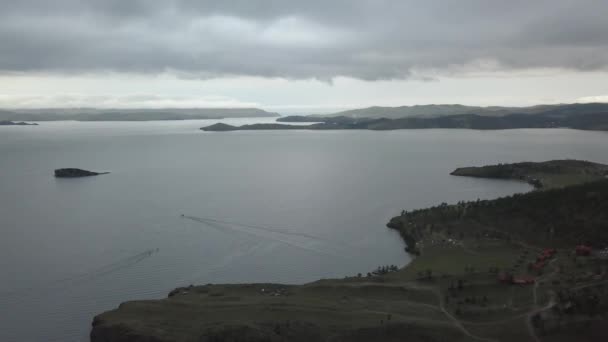 Salida del sol sobre el lago Baikal en el verano desde el dron — Vídeo de stock