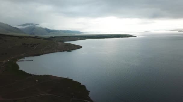 Lever de soleil sur le lac Baïkal en été à partir de drone — Video