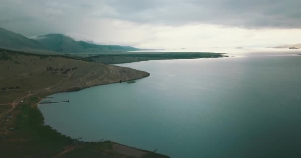 Lever de soleil sur le lac Baïkal en été à partir de drone — Video