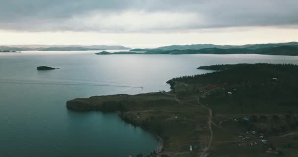 Zonsopgang over het Baikalmeer in de zomer van Drone — Stockvideo