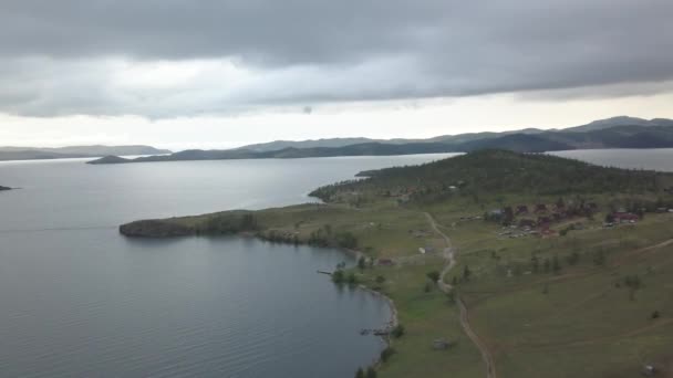 Salida del sol sobre el lago Baikal en el verano desde el dron — Vídeos de Stock