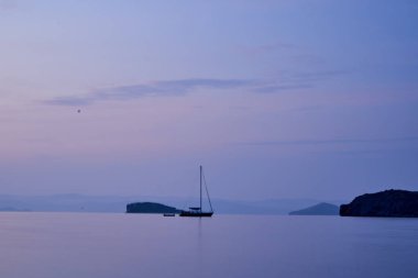 Yaz aylarında Baykal Gölü hakkında gün doğumu