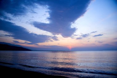 Yaz aylarında Baykal Gölü hakkında gün doğumu