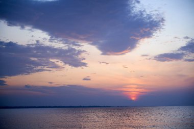Yaz aylarında Baykal Gölü hakkında gün doğumu